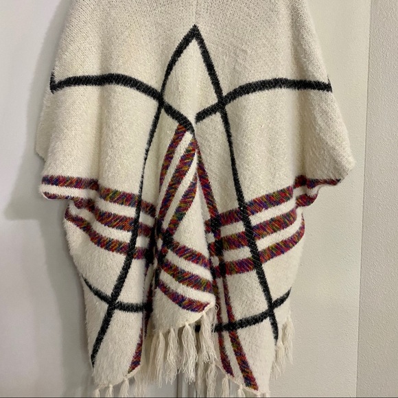 LAST DAY! Price drop! 💵 NWT Women’s sz S cream poncho style with fringe - Picture 5 of 5